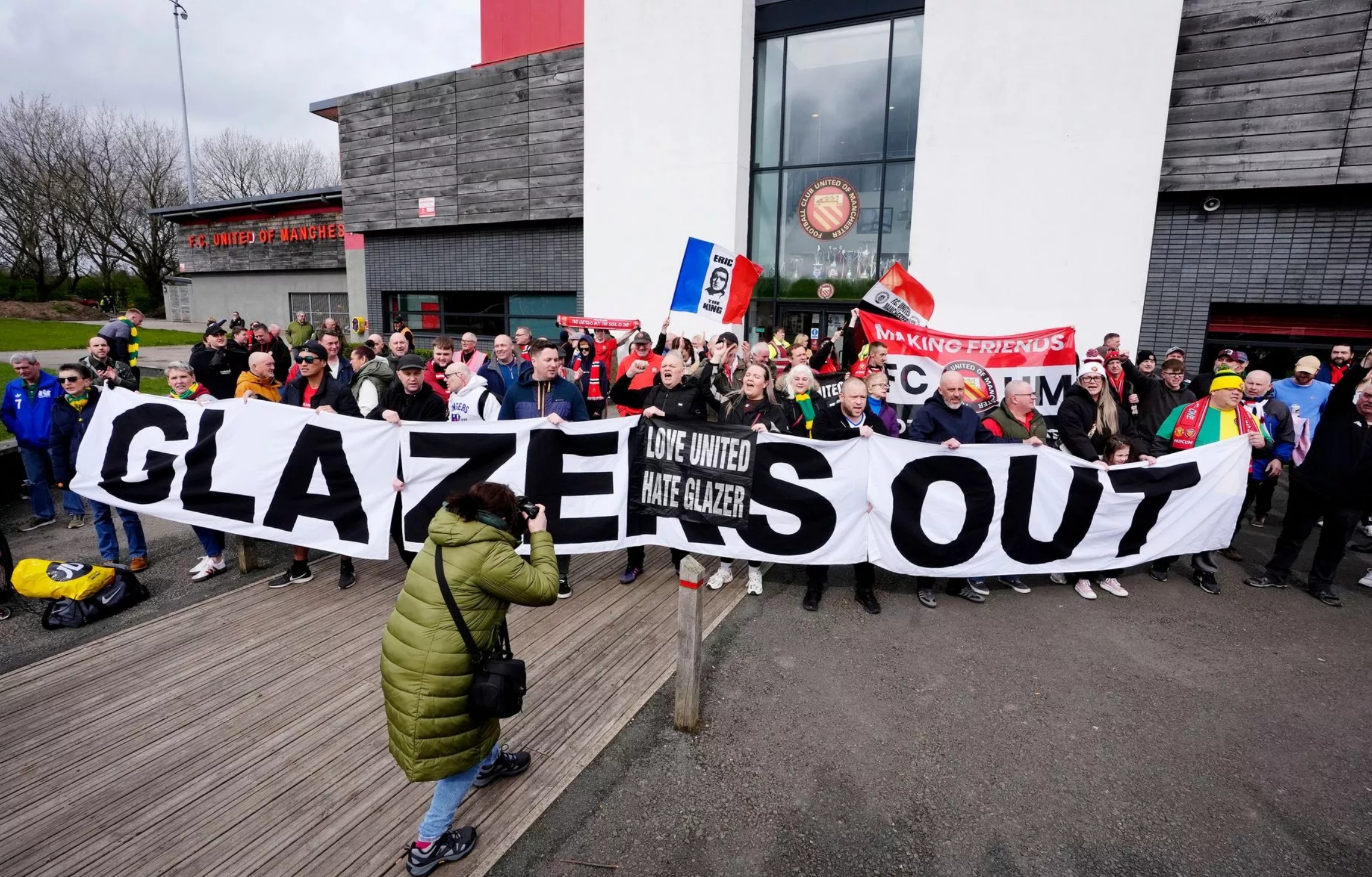 曼联主场迎战对手,球迷举起支持旗帜的是谁