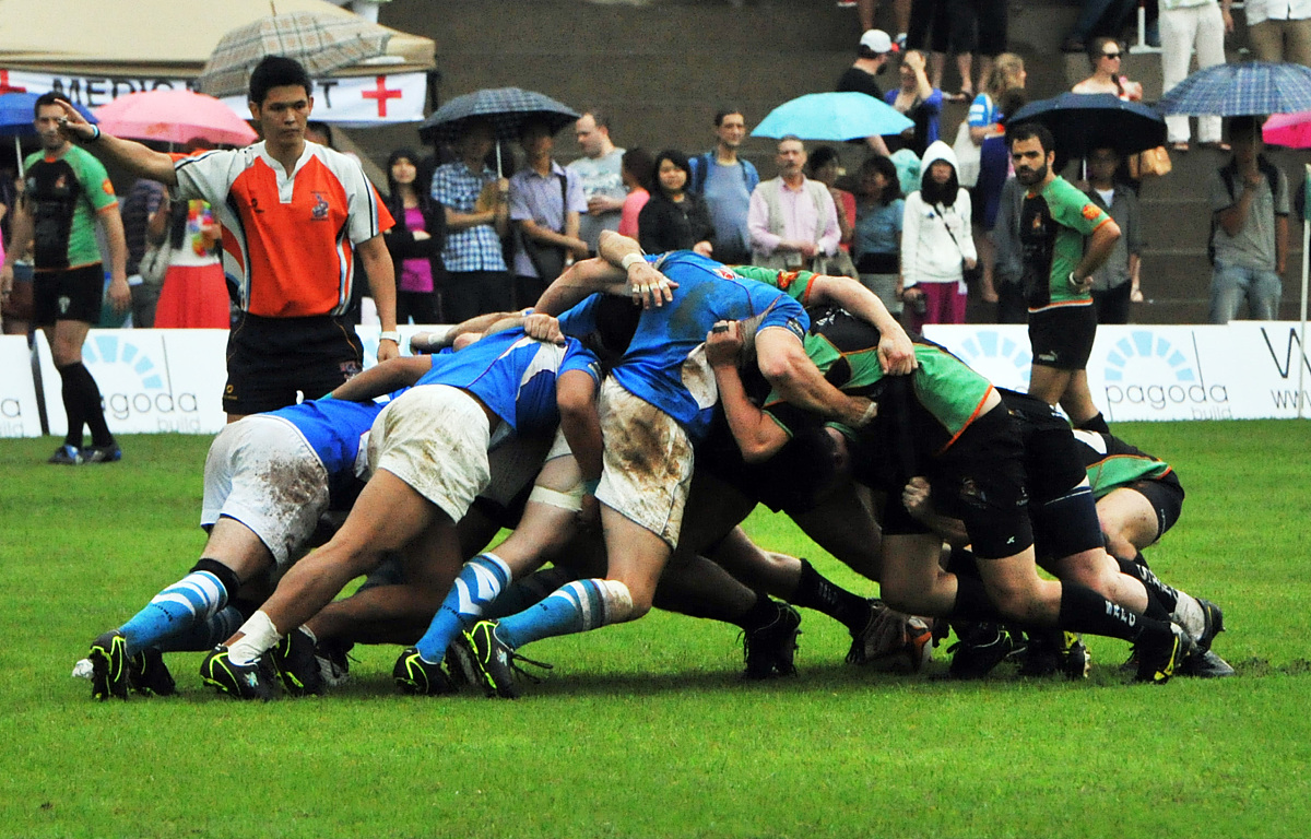 球场上的每一个瞬间都充满了激情与期待(球场上的那一刻)