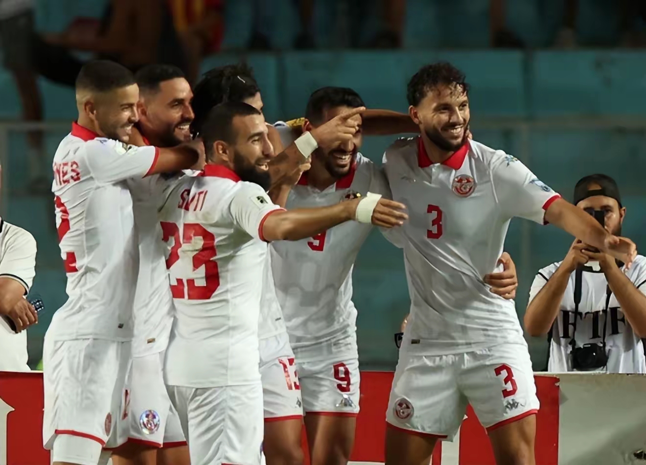 洲际联赛冠军杯揭幕战爆冷战胜，球迷沸腾欢呼